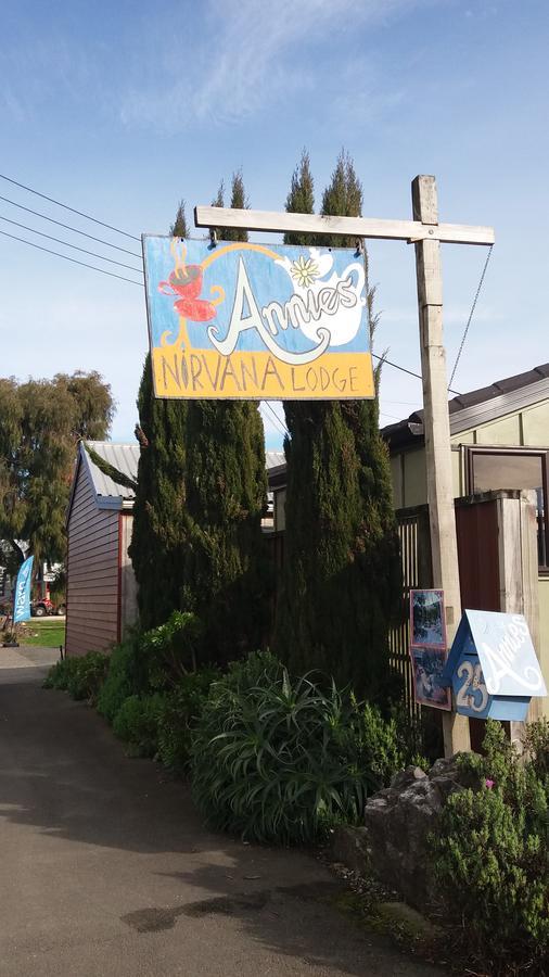 Annies Nirvana Lodge Backpackers Takaka Exteriör bild
