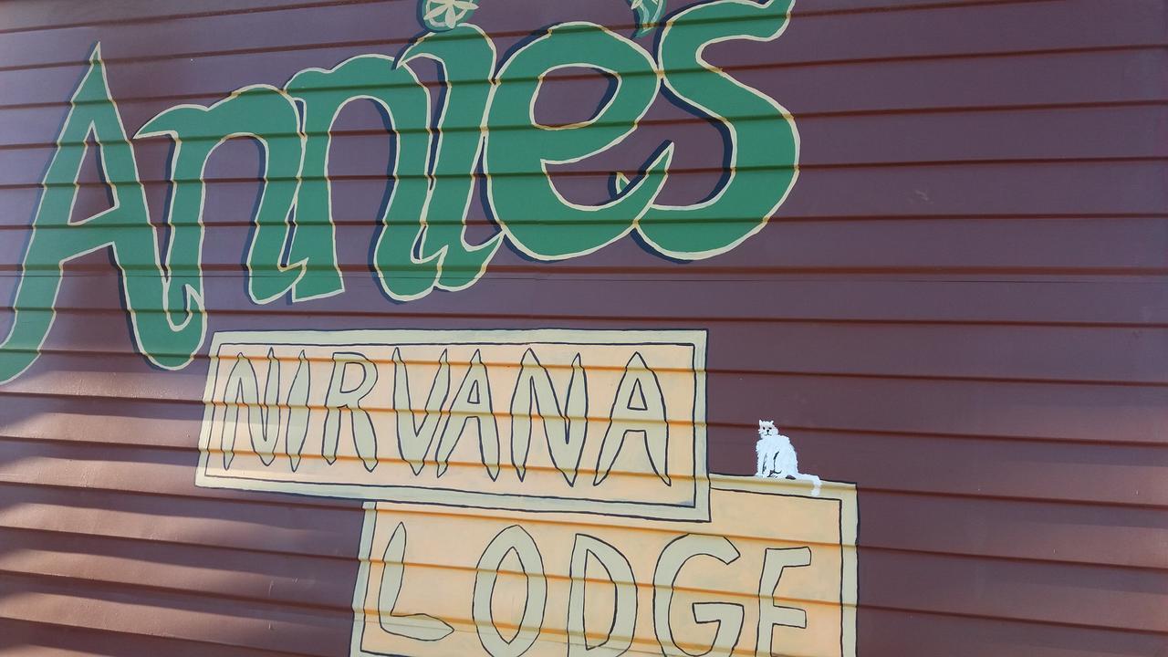 Annies Nirvana Lodge Backpackers Takaka Exteriör bild